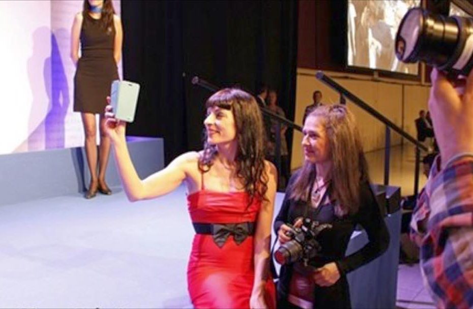 Roser Amills Y Anika Entre Libros Premio Planeta 2015