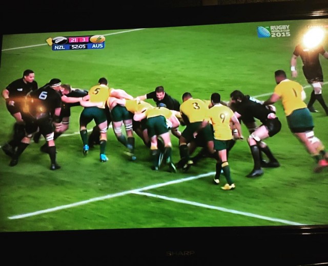Pantalla de televisión con una melé de la final del Mundial de rugby 2015 entre Nueva Zelanda y Australia
