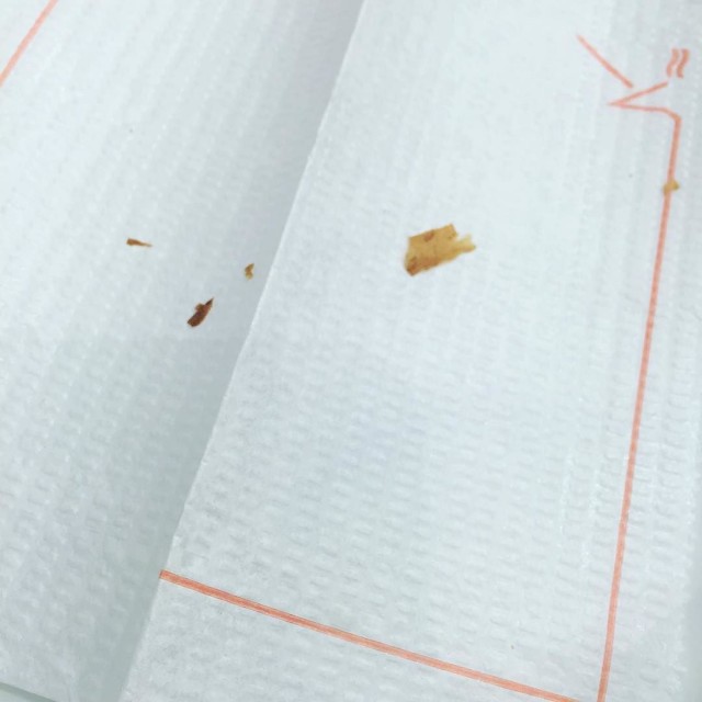 Servilleta de papel blanca con unas migas de cruasán tras el desayuno
