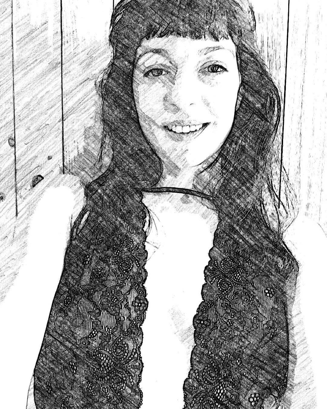 Autorretrato de Roser Amills sonriente, con flequillo y melena larga, con filtro de dibujo a lápiz