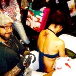 el tatuador de miami darren brass tatua una mariposa a roser amills