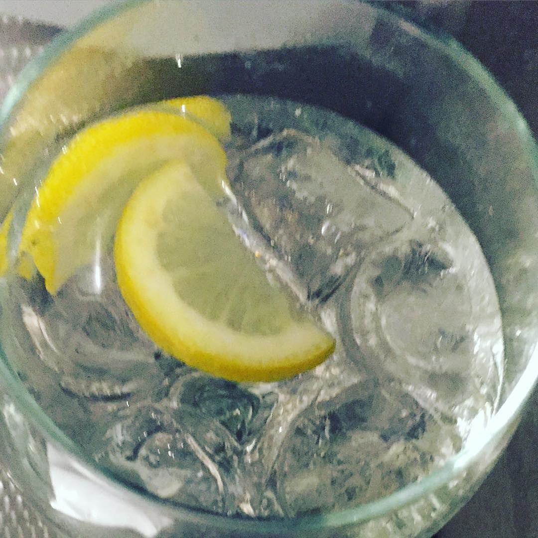 Copa vista desde arriba con un gin-tonic, hielo y dos rodajas de limón