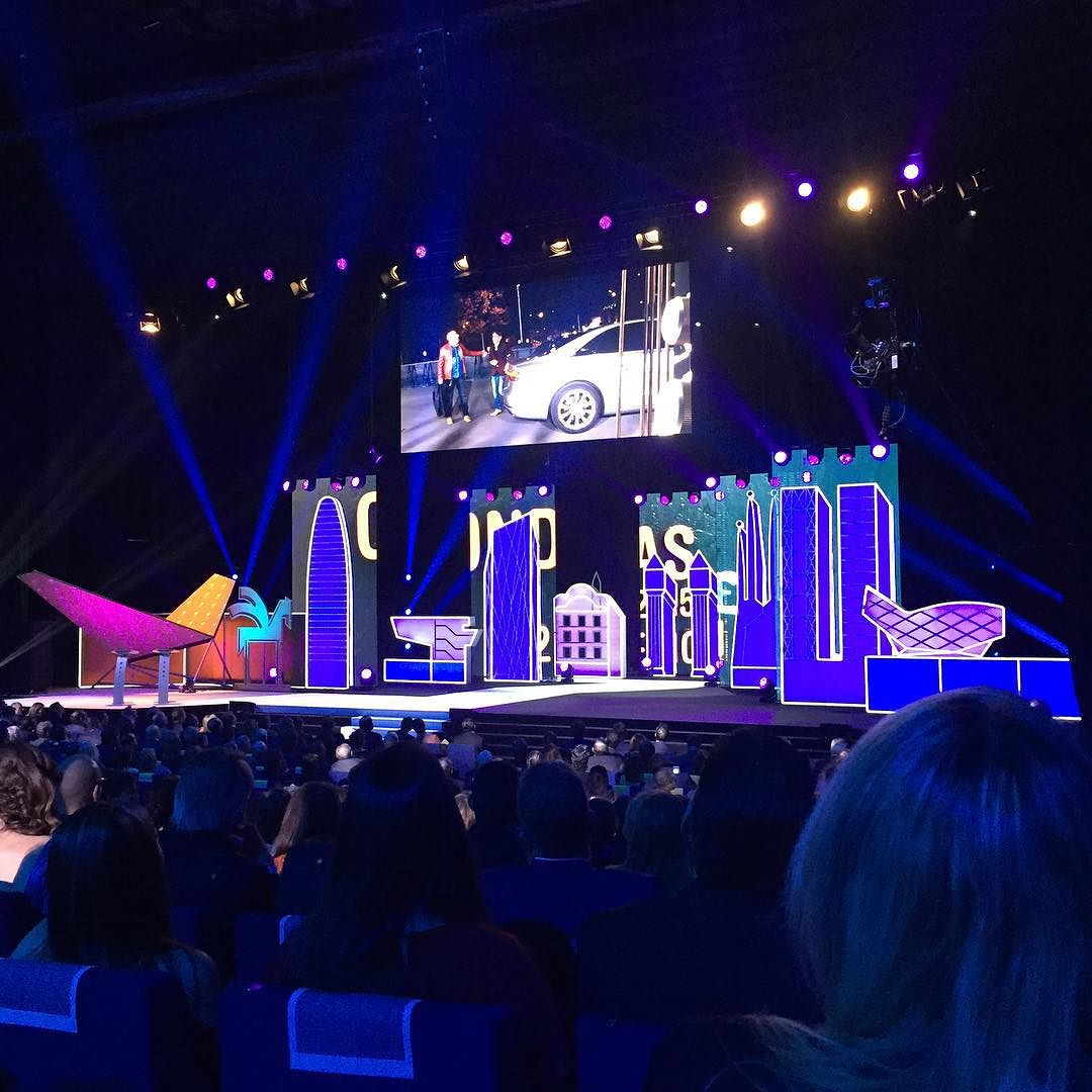 Escenario de la gala de los Premios Ondas 2015 visto desde las butacas, con decorado de edificios de Barcelona y una pantalla
