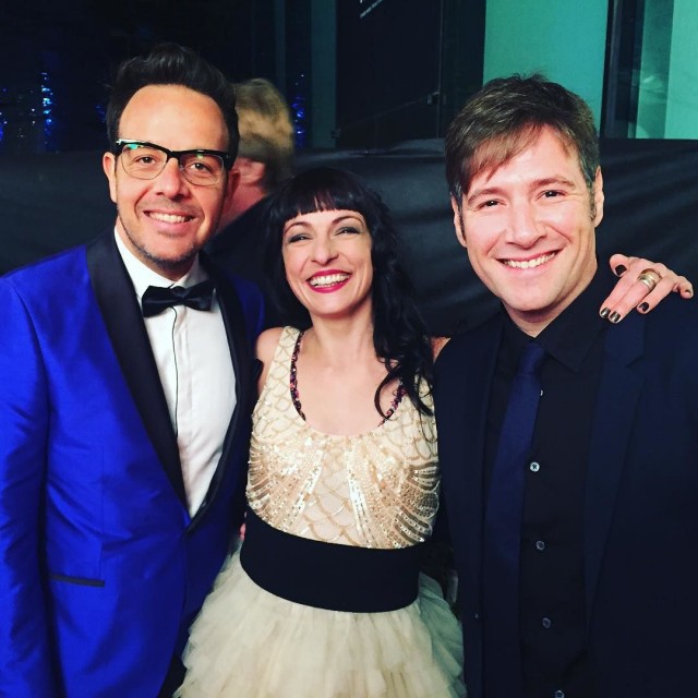 Roser Amills, con vestido claro de lentejuelas y tul, entre Àngel Llàcer, con esmoquin azul y gafas, y Carlos Latre, de negro