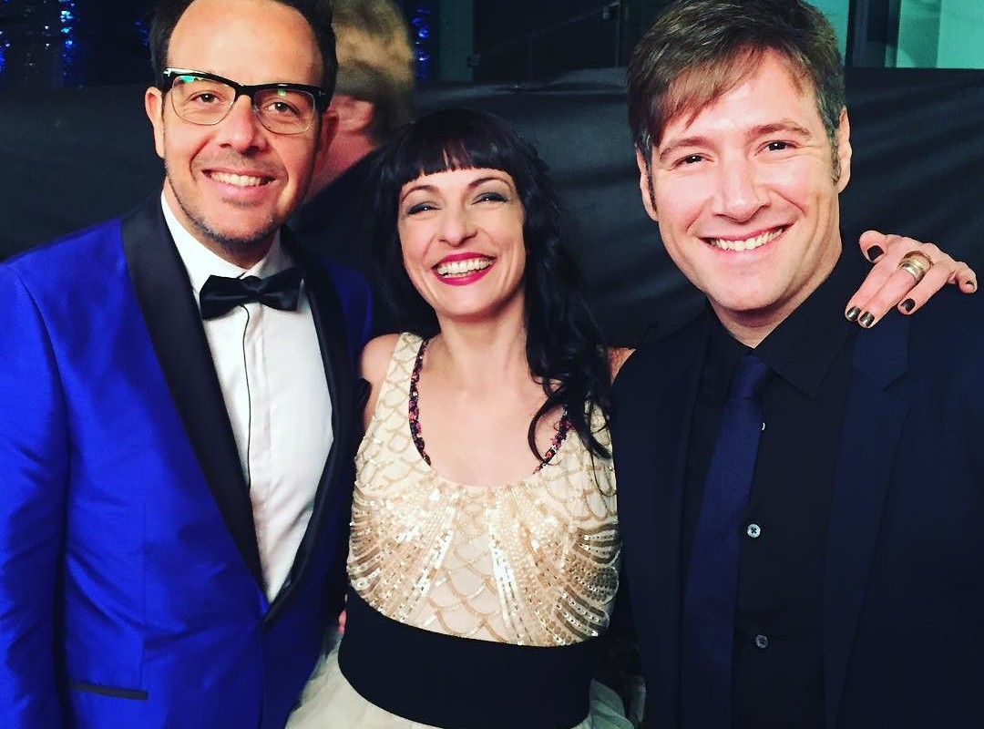 Roser Amills, con vestido claro, entre Jesús Latre, con esmoquin azul, y otro invitado en la gala