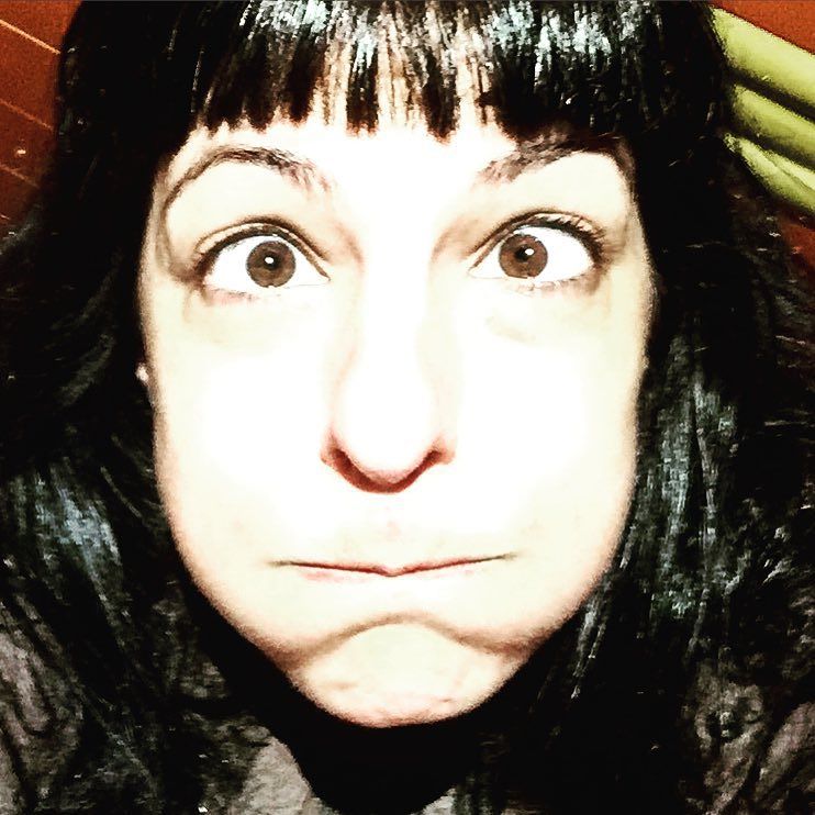 Autorretrato de Roser Amills con flequillo, los ojos muy abiertos y gesto de morros