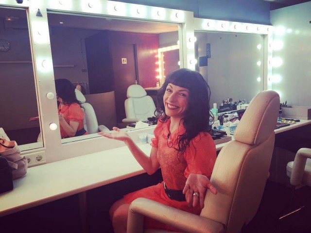 Roser Amills somrient a la sala de maquillatge de 8TV