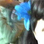 Roser Amills flor azul en el pelo