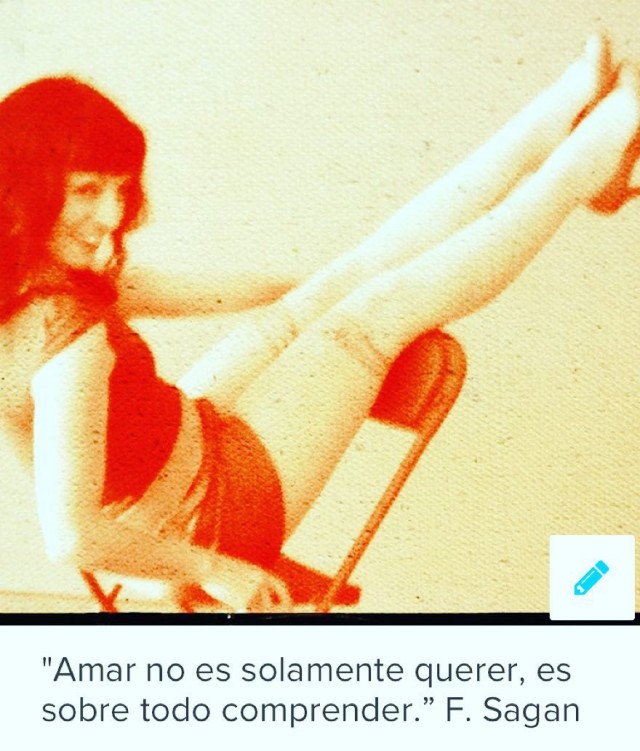 Roser Amills en pose pin-up sobre una silla plegable, en tonos rojos; debajo, la frase «Amar no es solamente querer, es sobre todo comprender» de F. Sagan