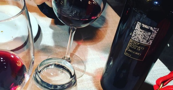 El #vino es lo primero: este es #Aglianico :)) #food #pornfood #foodporn #picoftheday #igersespaña #kosher #rome #italy #italia - Roser Amills, escritora mallorquina