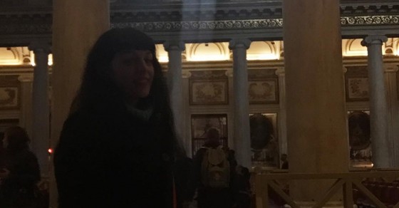 Aquí estoy, de visita a la puerta santa de la basílica romana de Santa Maria Maggiore - Roser Amills, escritora mallorquina