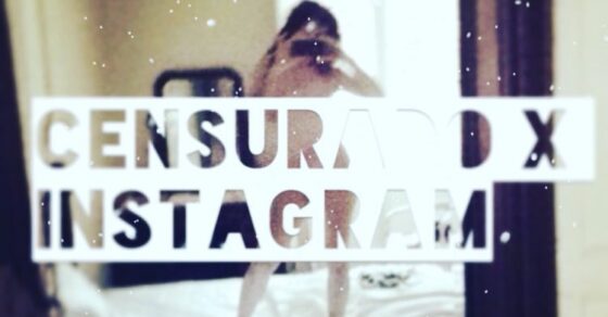 Autofoto en un espejo sobre una cama, cubierta por un rótulo blanco con el texto Censurado x Instagram