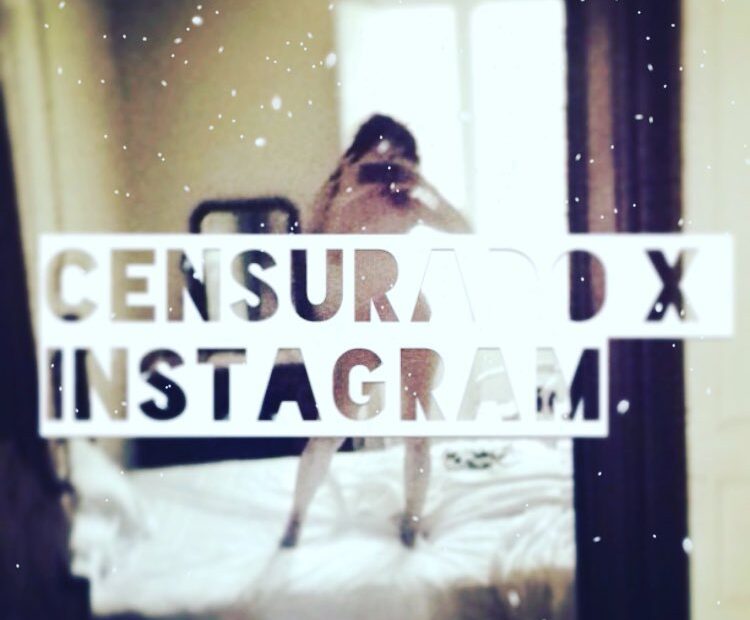 Autofoto en un espejo sobre una cama, cubierta por un rótulo blanco con el texto Censurado x Instagram