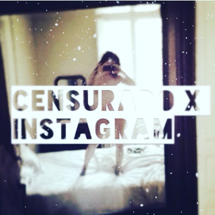 Autofoto en un espejo sobre una cama, cubierta por un rótulo blanco con el texto Censurado x Instagram