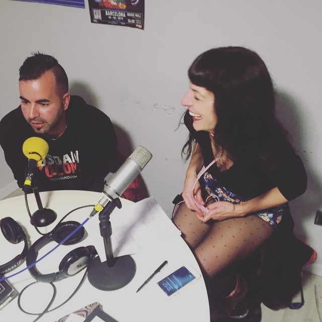 Uno de Los Danko y Roser Amills ante los micrófonos de Scanner FM