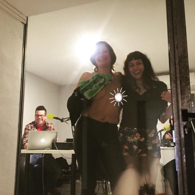 Vesta junto a Roser Amills en el estudio de Scanner FM
