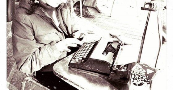 Roser Amills maquina de escribir