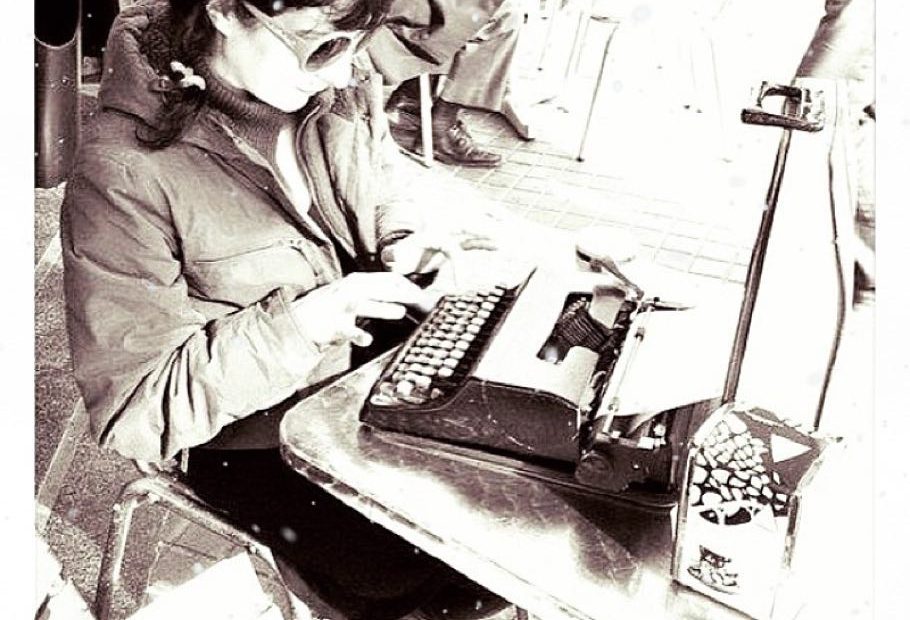 Roser Amills maquina de escribir