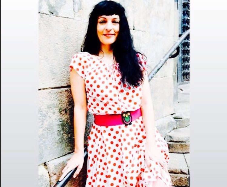 roser amills vestido de topos