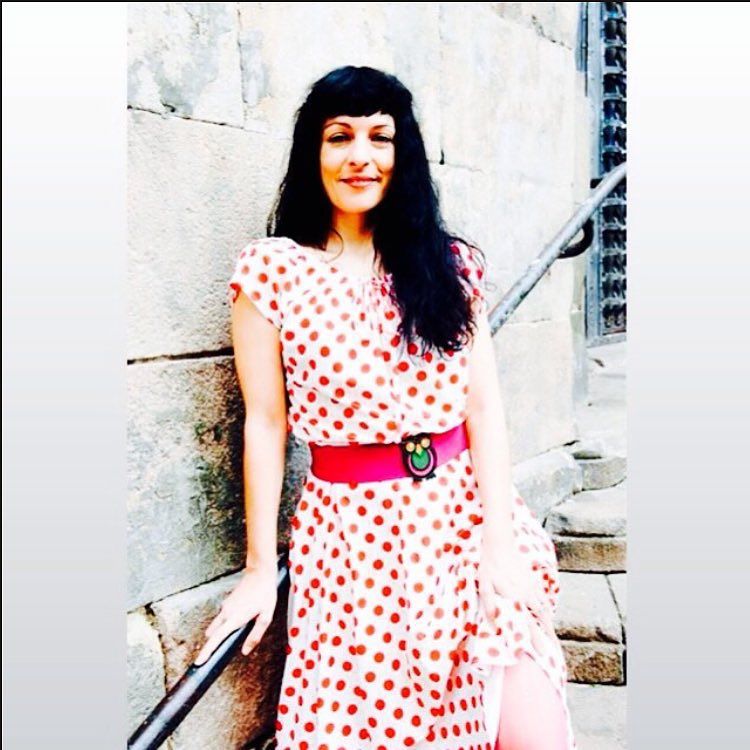 roser amills vestido de topos