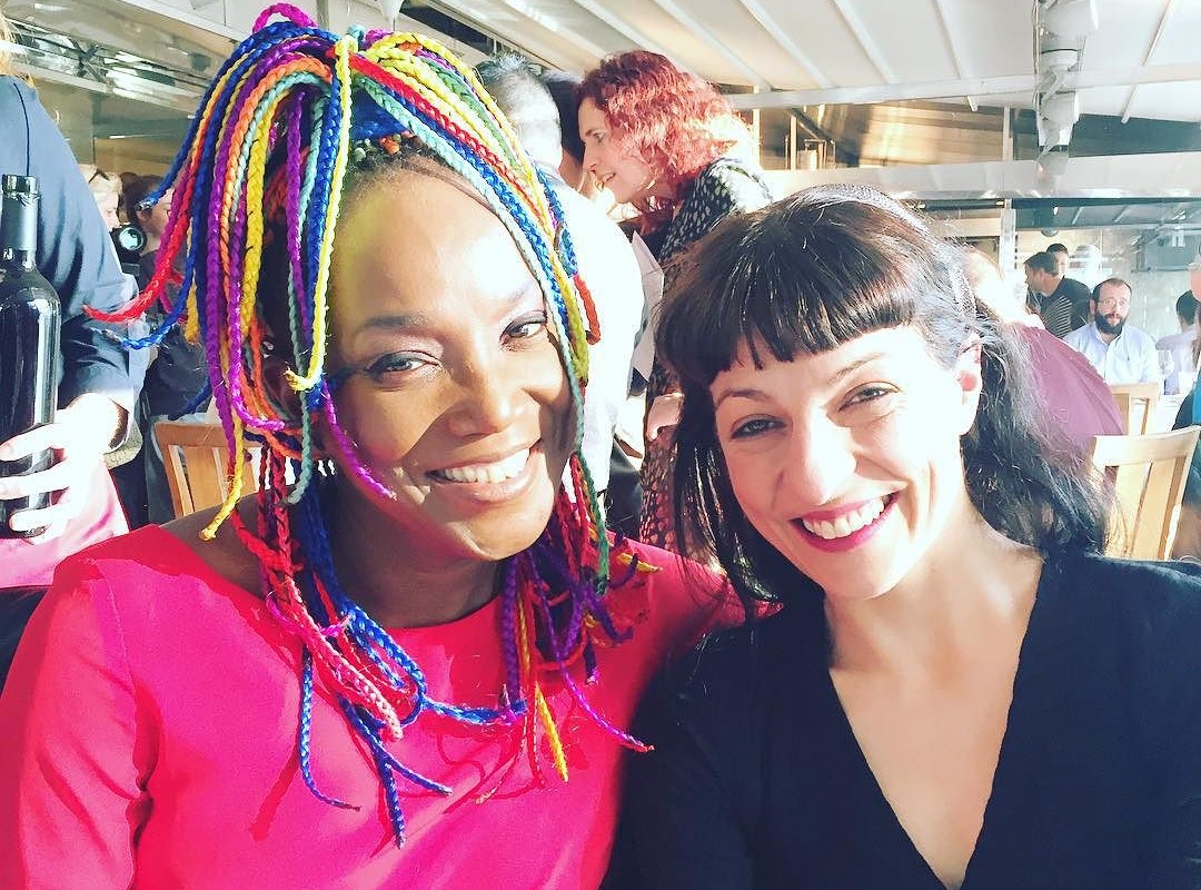 Roser Amills y la cantante Lucrecia, con trenzas de colores