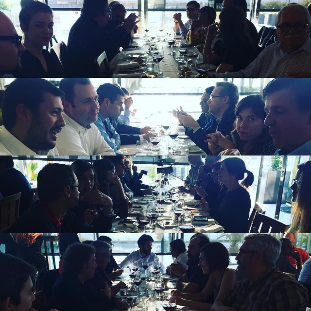 Collage de cuatro fotos de las mesas de la comida del Grupo Sagardi, con comensales sentados a contraluz ante copas de vino