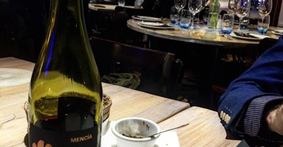 Cuatro pasos #vino #mencia #bierzo #sinfiltros #holabarcelona - Roser Amills, escritora mallorquina