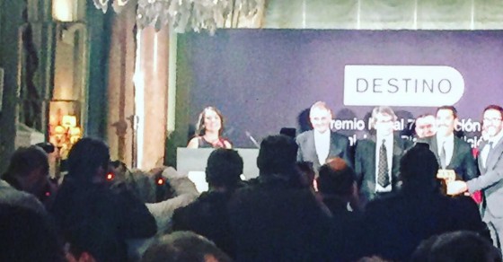 Y 'La víspera de casi todo' de @VictordelArbol gana el 72 #premionadal2016 - Roser Amills, escritora mallorquina