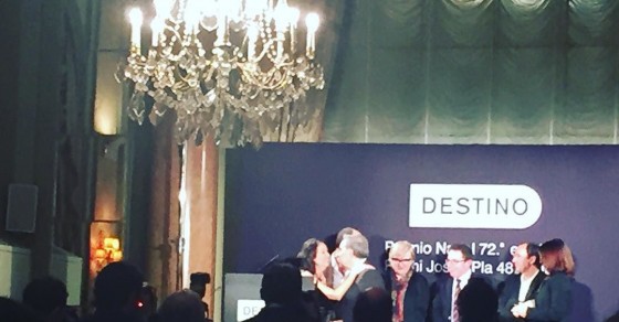 Premi Josep Pla per Lluís Foix amb "Aquella porta giratòria". Enhorabona!!! #premionadal2016 - Roser Amills, escritora mallorquina