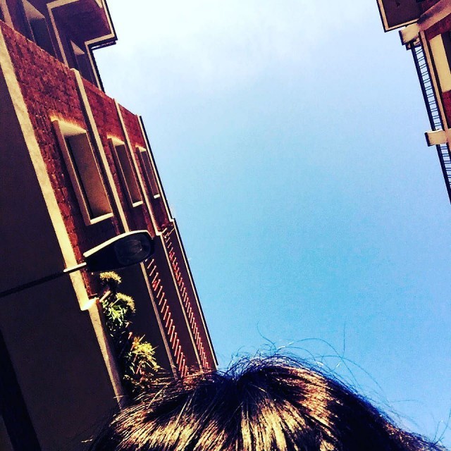 Cielo sobre un edificio de ladrillo