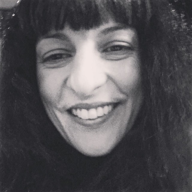 Retrato en blanco y negro de Roser Amills sonriendo