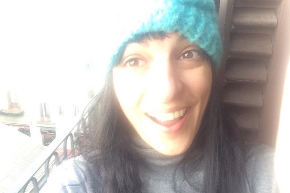 Roser Amills Con Gorro De Lana Azul Pitufo