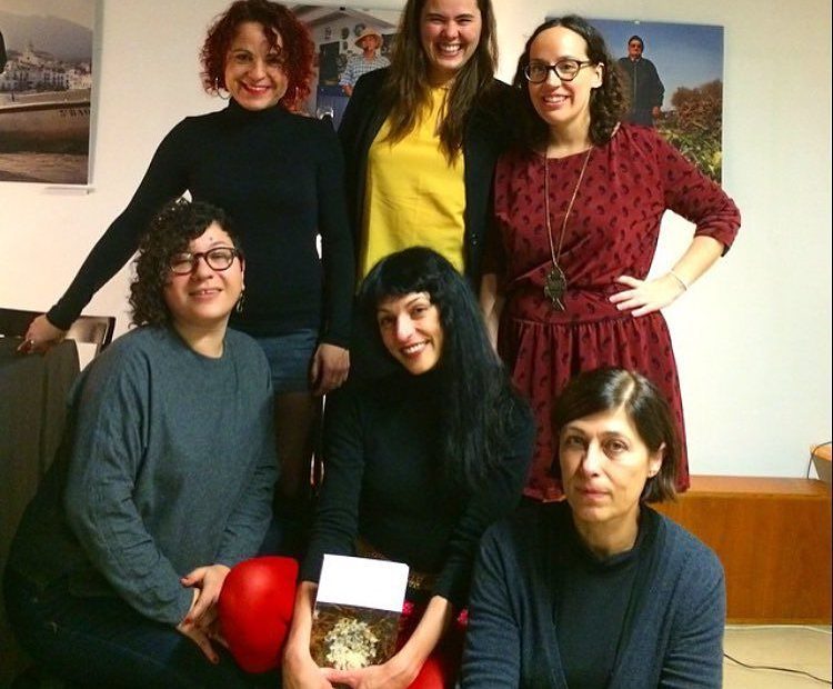 Roser Amills con Mariantonia Massanet y las demas autoras antologadas en Amb accent a la neutra