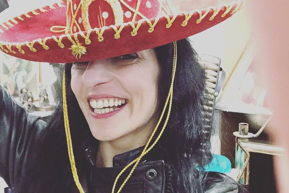 Roser Amills con sombrero mexicano