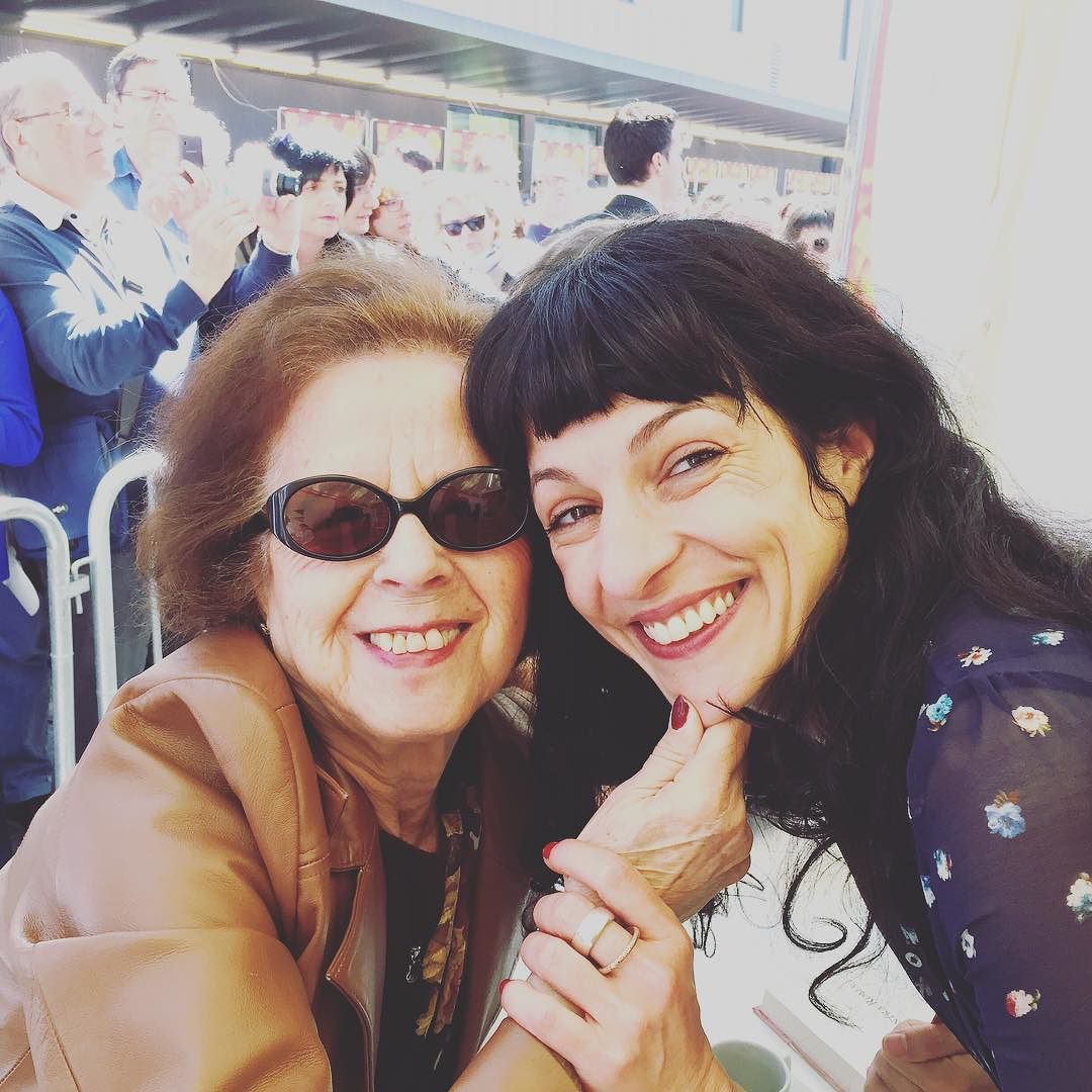 Roser Amills Con Una Lectora De El Ecuador De Ulises