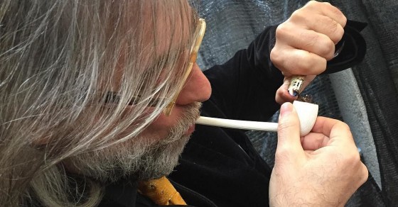 Victor Amela fumando en pipa