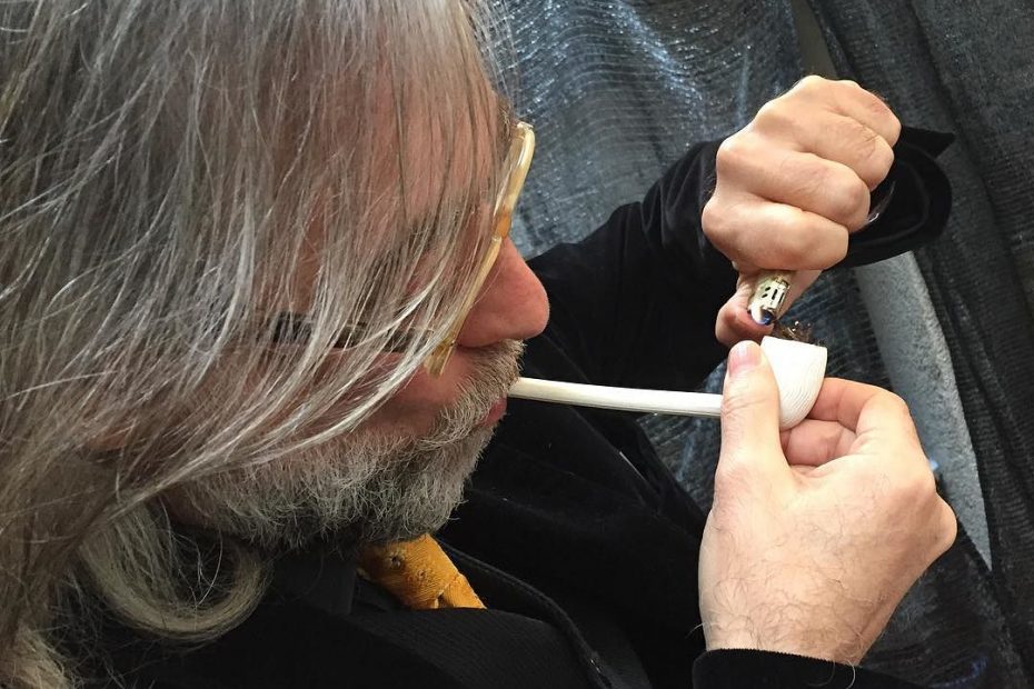 Victor Amela fumando en pipa