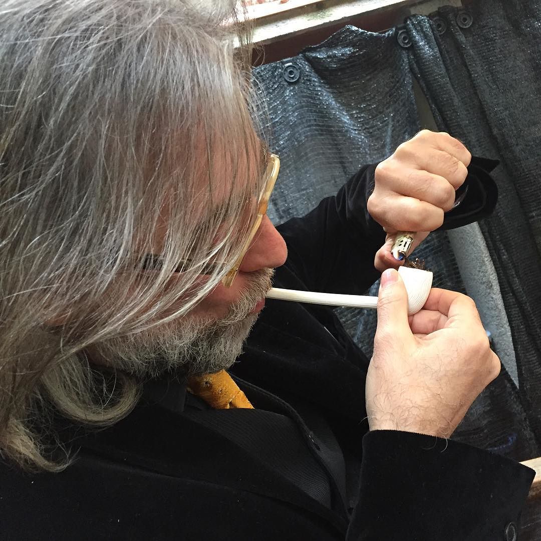 Victor Amela fumando en pipa