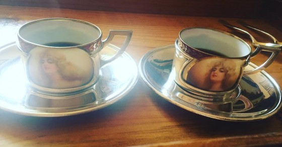 Hemos tomado café con tazas de 1800, como mi nueva #novela2016 ;)) Tengo muchas ganas de poder hablaros de ella!! - Roser Amills, escritora mallorquina
