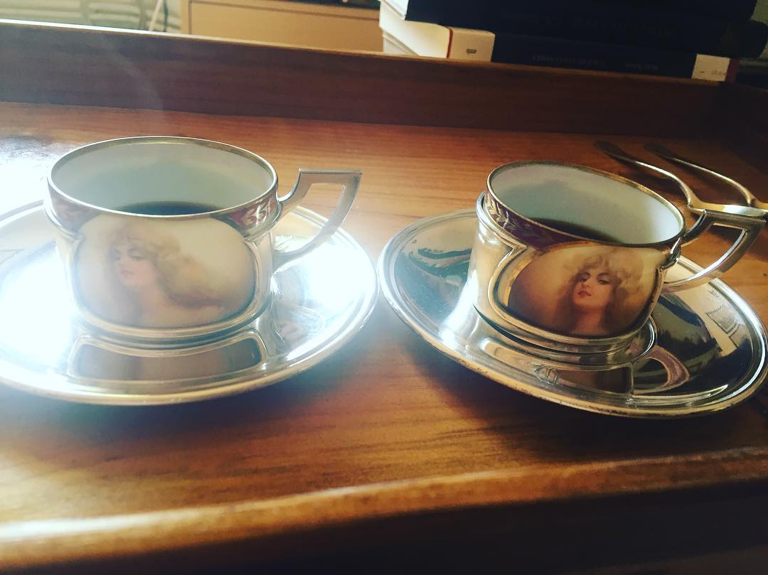 Hemos tomado café con tazas de 1800, como mi nueva #novela2016 ;)) Tengo muchas ganas de poder hablaros de ella!!