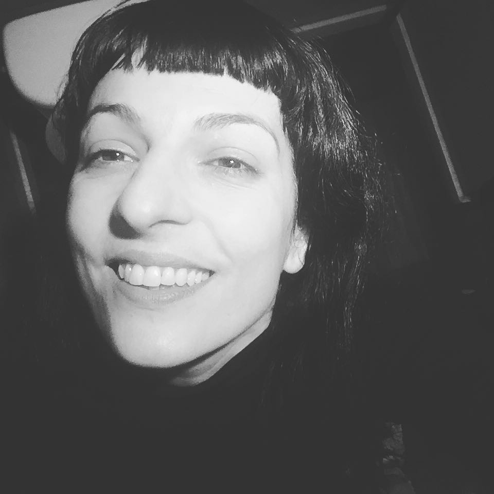 Autorretrato sonriente en blanco y negro, con flequillo y melena oscura