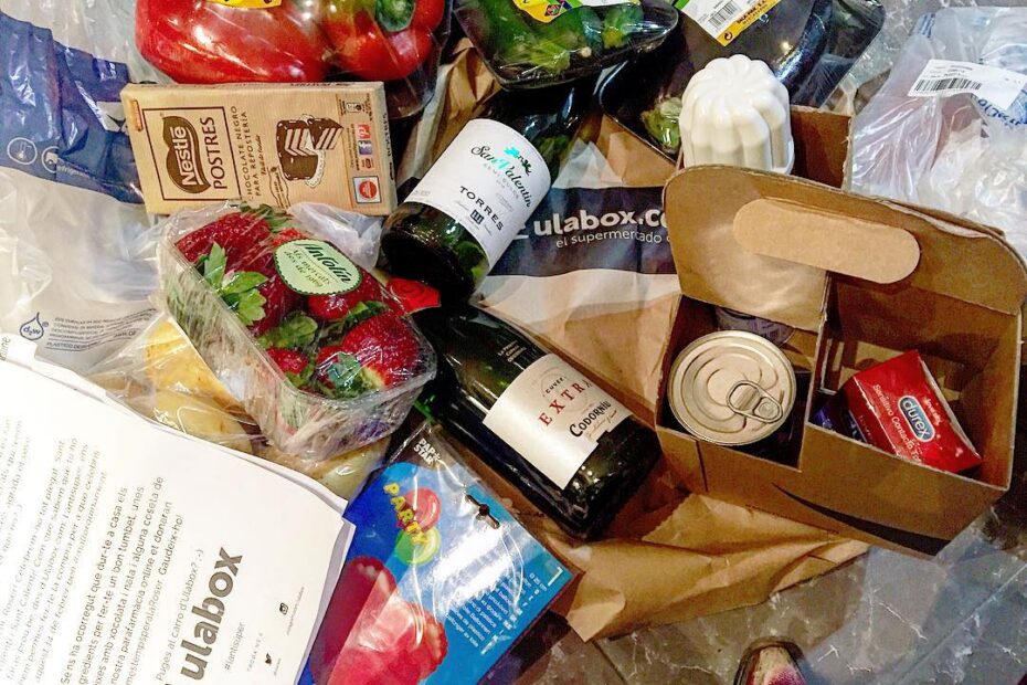 Compra de Ulabox desplegada: fresas, vino y cava de San Valentín, verduras, chocolate, una caja de preservativos y una carta de Ulabox