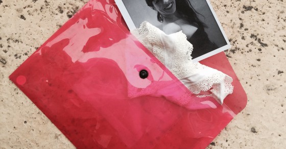 Salen de viaje las #braguitas de la portada de #morbo que he vendido en SecretPanties.com: pieza única :)) - Roser Amills, escritora mallorquina