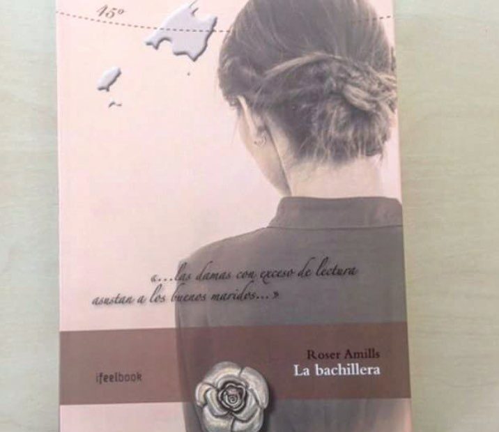 Coberta de La bachillera, novel·la de Roser Amills, amb una dona d'esquena i les illes Balears dibuixades