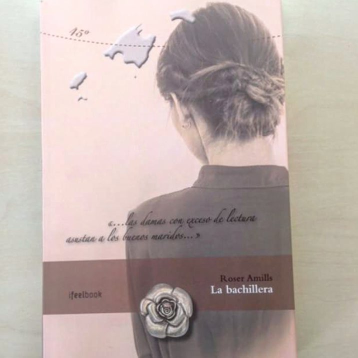 Coberta de La bachillera, novel·la de Roser Amills, amb una dona d'esquena i les illes Balears dibuixades