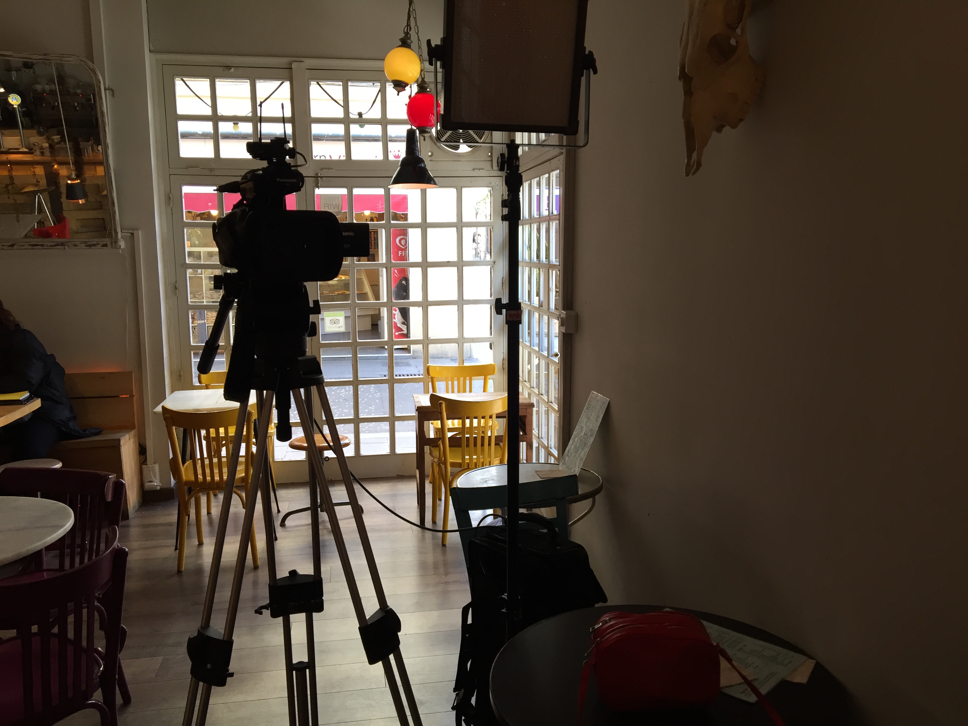 plato improvisado para entrevista de sandra barneda a roser amills