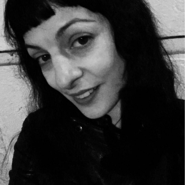 Autorretrato en blanco y negro de una mujer de pelo oscuro y flequillo, con la cabeza ladeada