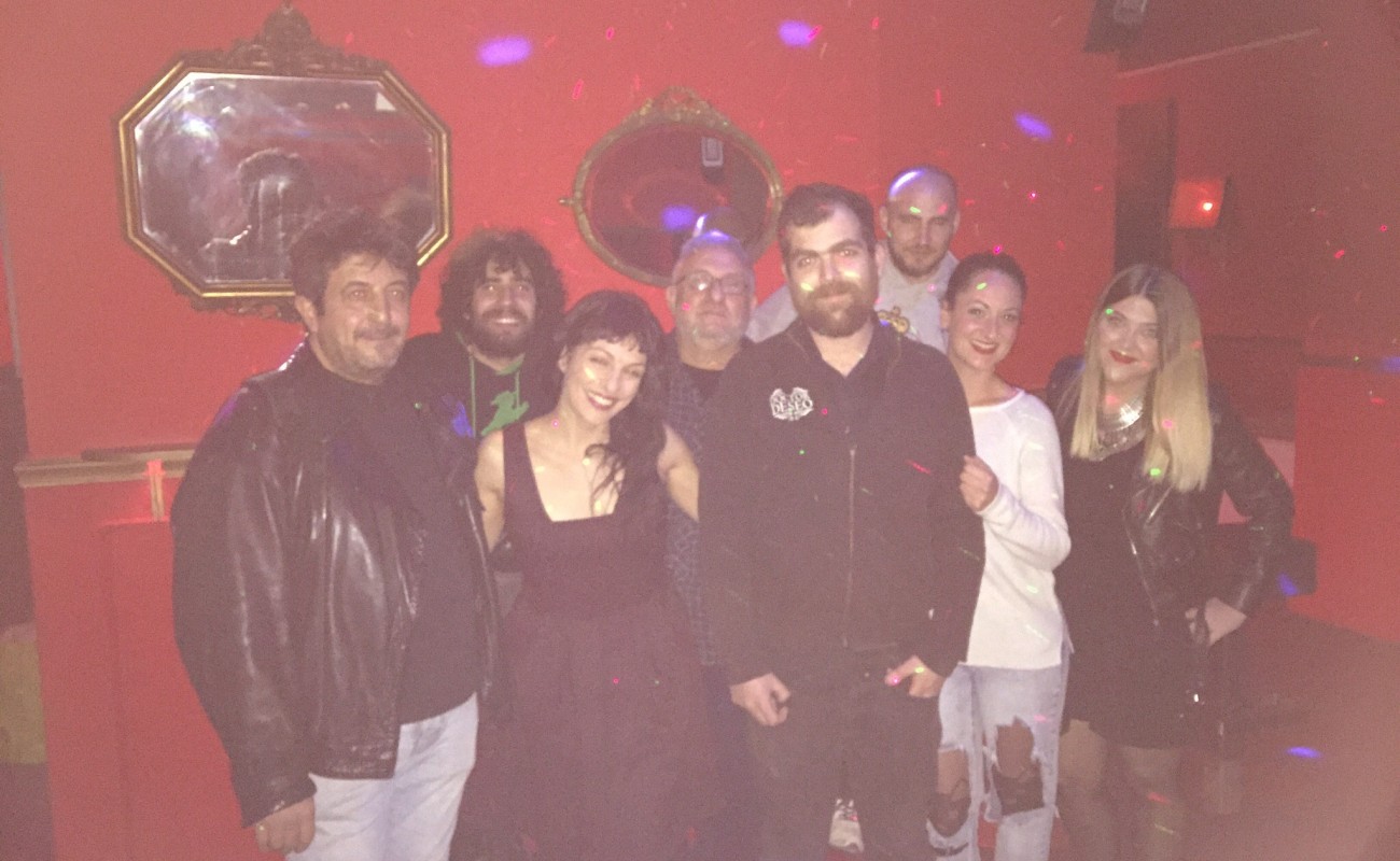 Roser Amills con Marc Alberola y un grupo de amigos en la sala Luz de Gas, paredes rojas y espejos