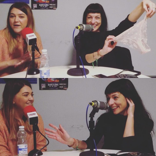 Dos mujeres ante los micrófonos de un estudio de radio, una de ellas sosteniendo unas bragas