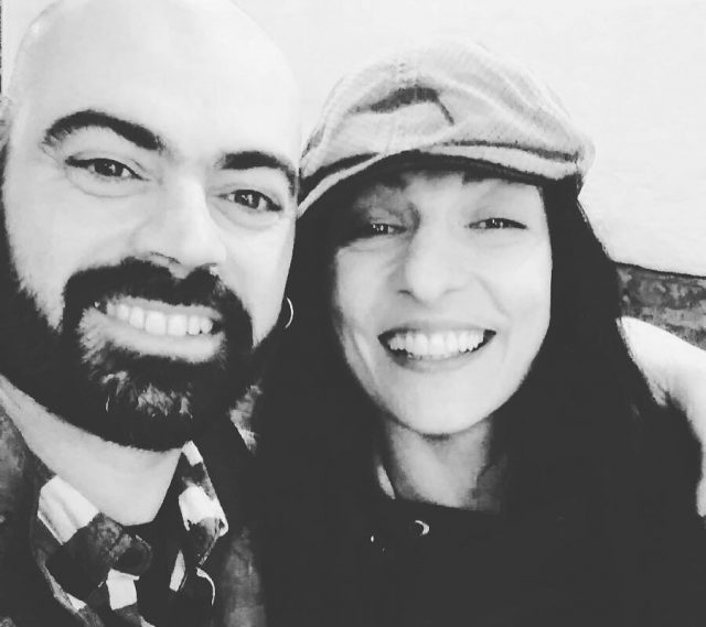 Segundo selfi en blanco y negro de Roser Amills con el capitán Wilson, con gorra